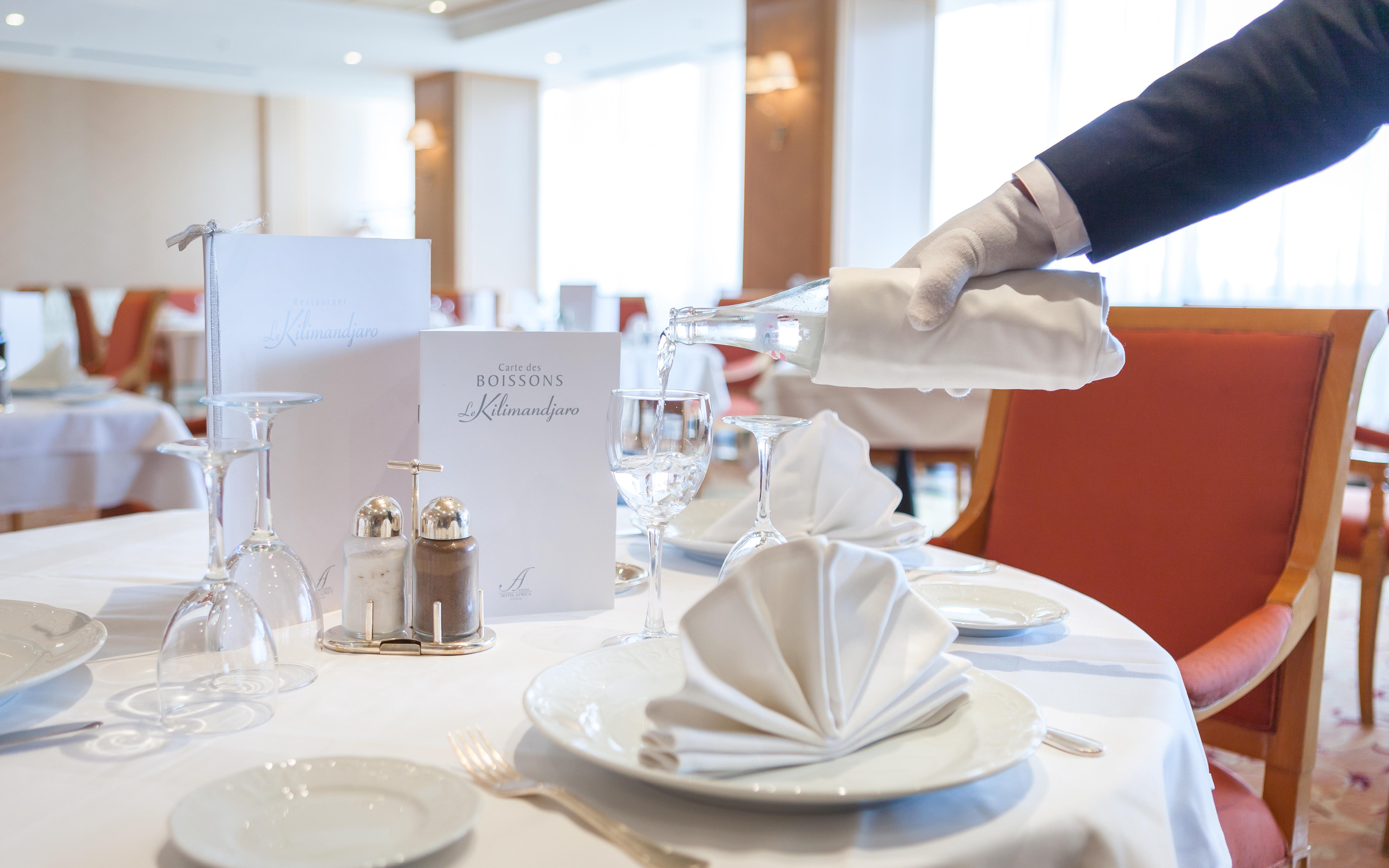 El Mouradi Hotel Africa Tunis Bagian luar foto A restaurant in a cruise ship